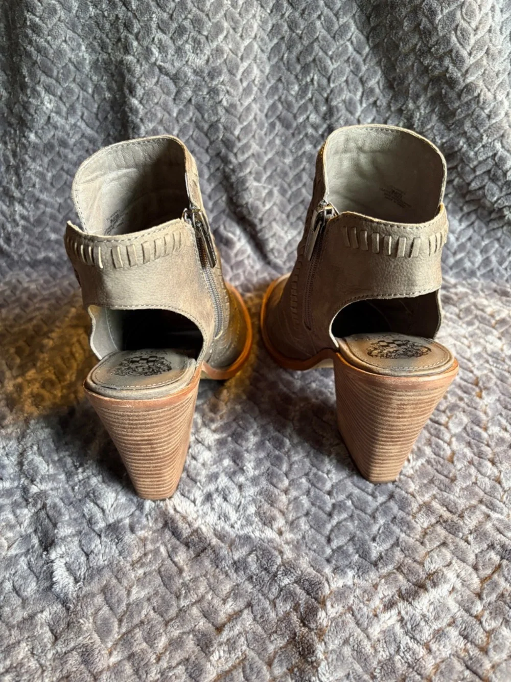 New! Vince Camuto Beige Grey Taupe Karinta Open Toe Block Heel Bootie Sandals 9